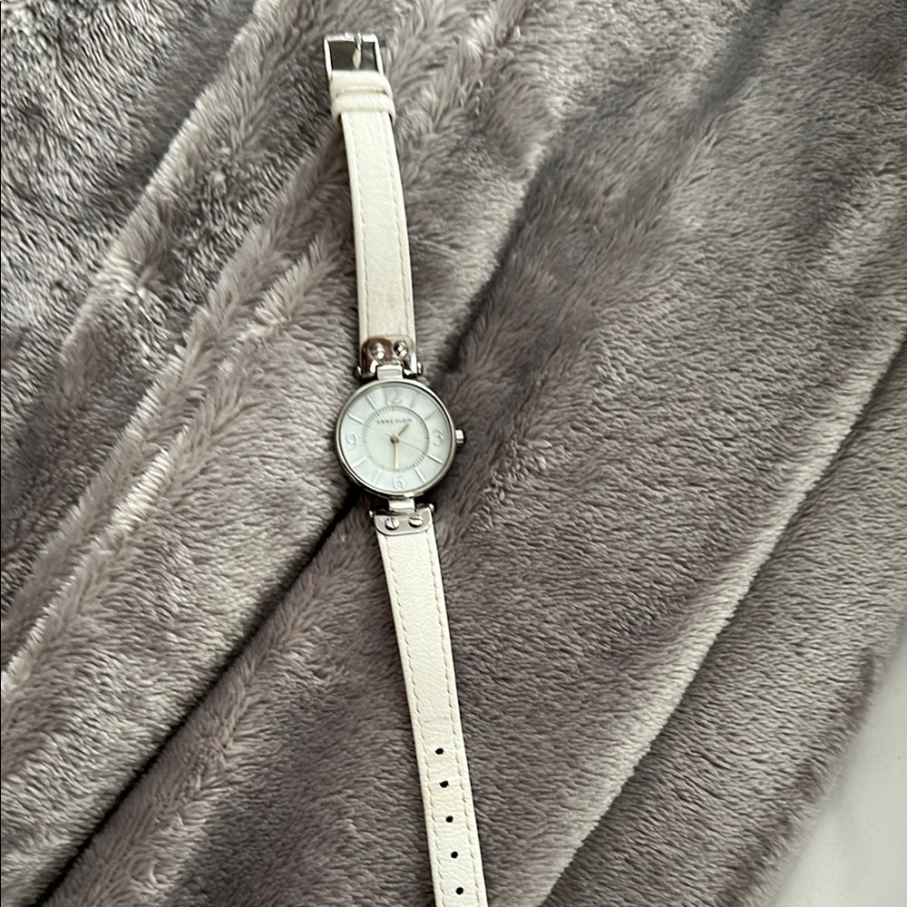 Elegant White Leather Women's Watch